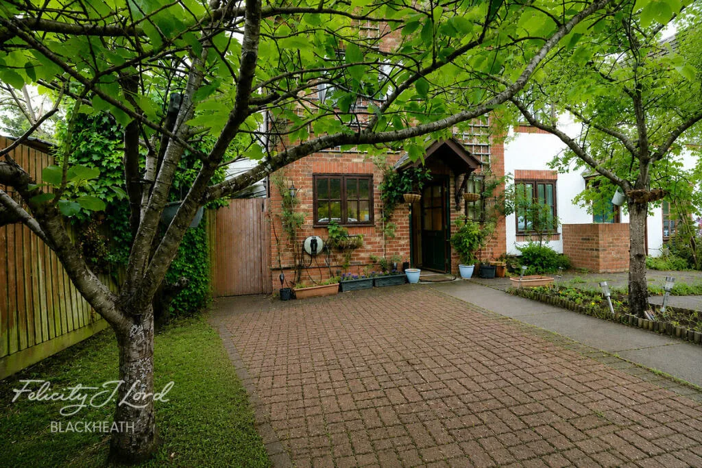 3 bedroom end of terrace house for rent