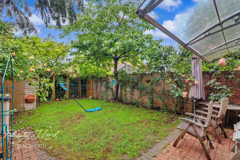 3 bedroom end of terrace house for rent