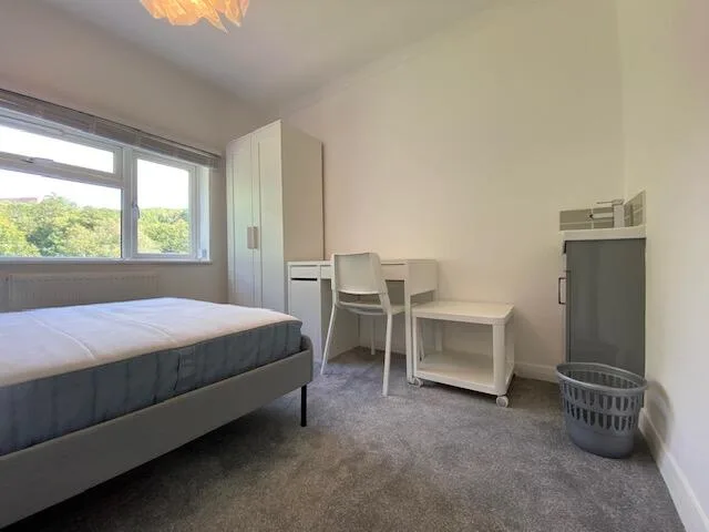 5 bedroom semi-detached house for rent