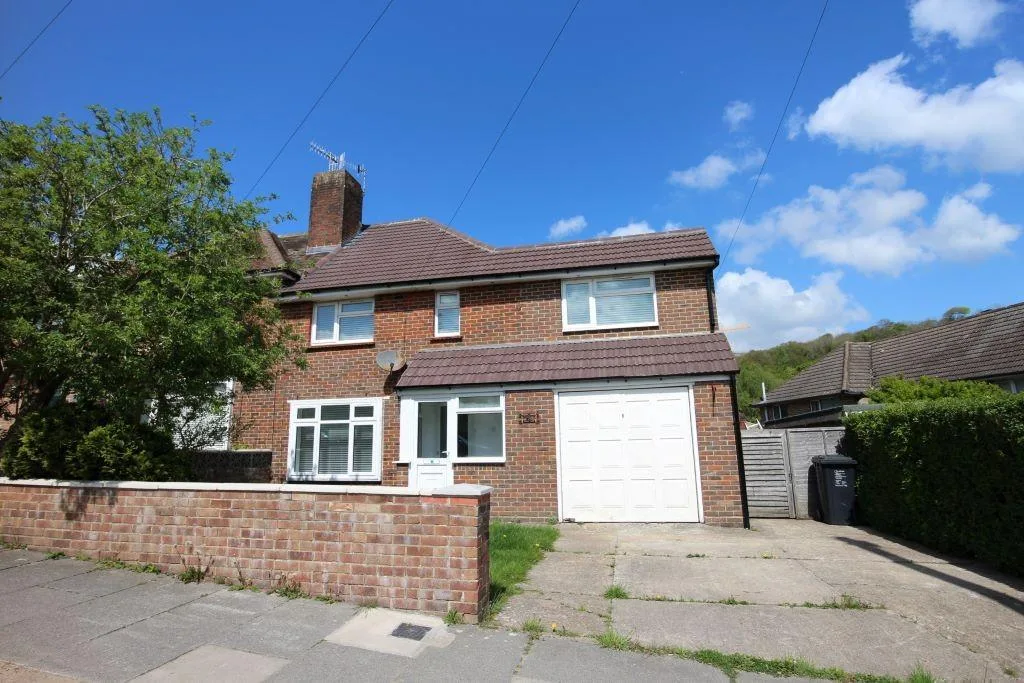 5 bedroom semi-detached house for rent