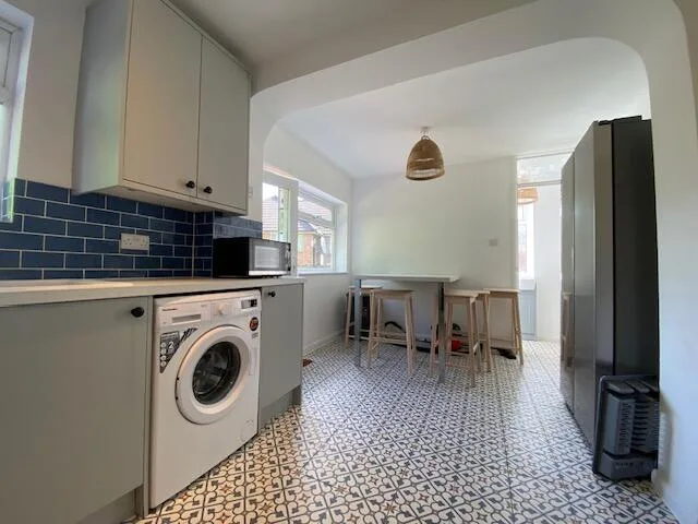 5 bedroom semi-detached house for rent