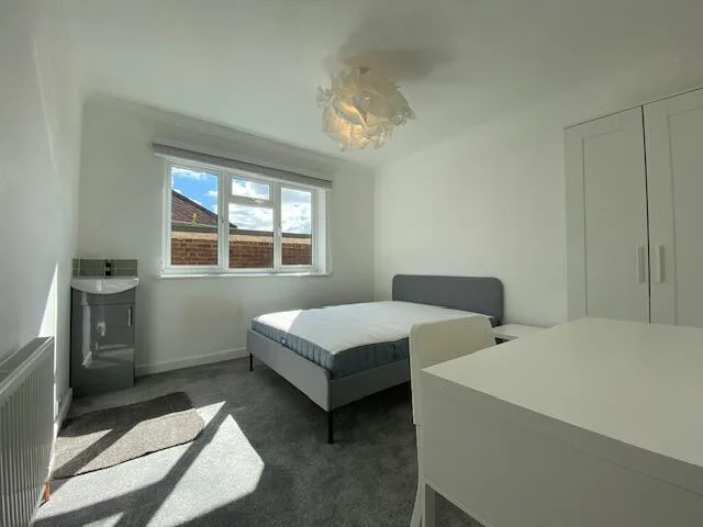 5 bedroom semi-detached house for rent