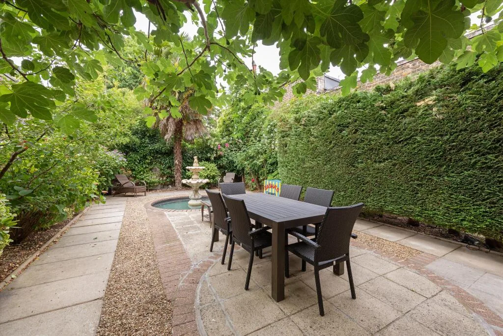 4 bedroom detached house for rent