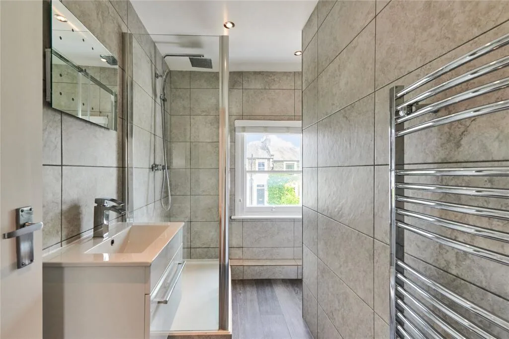 2 bedroom maisonette for rent