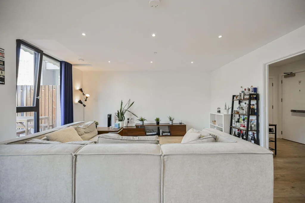 3 bedroom maisonette for rent