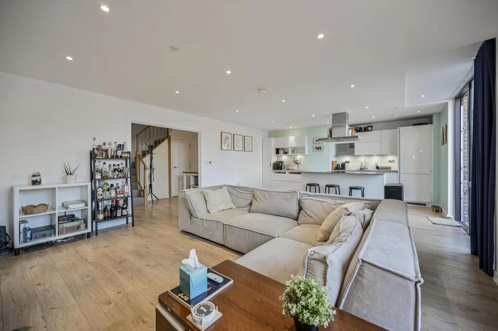 3 bedroom maisonette for rent