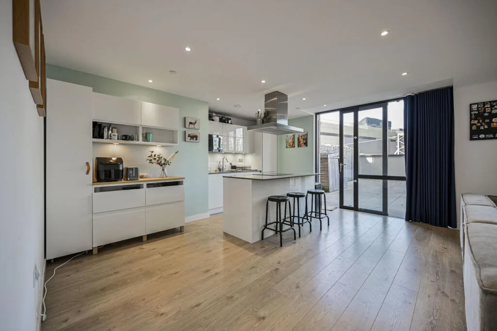 3 bedroom maisonette for rent