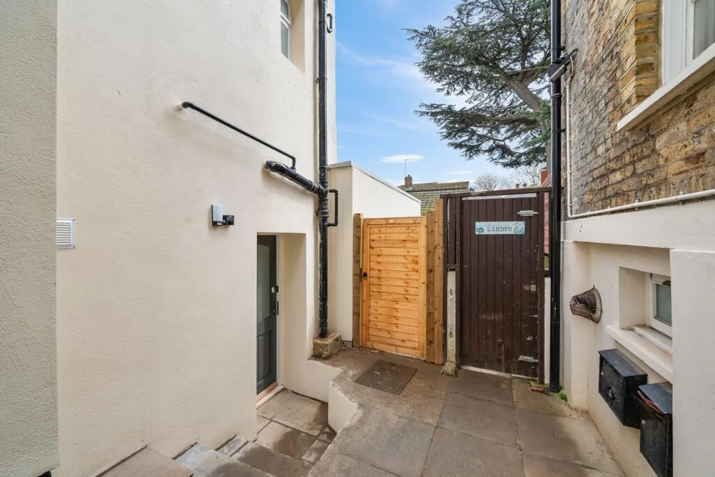 3 bedroom ground floor flat for rent