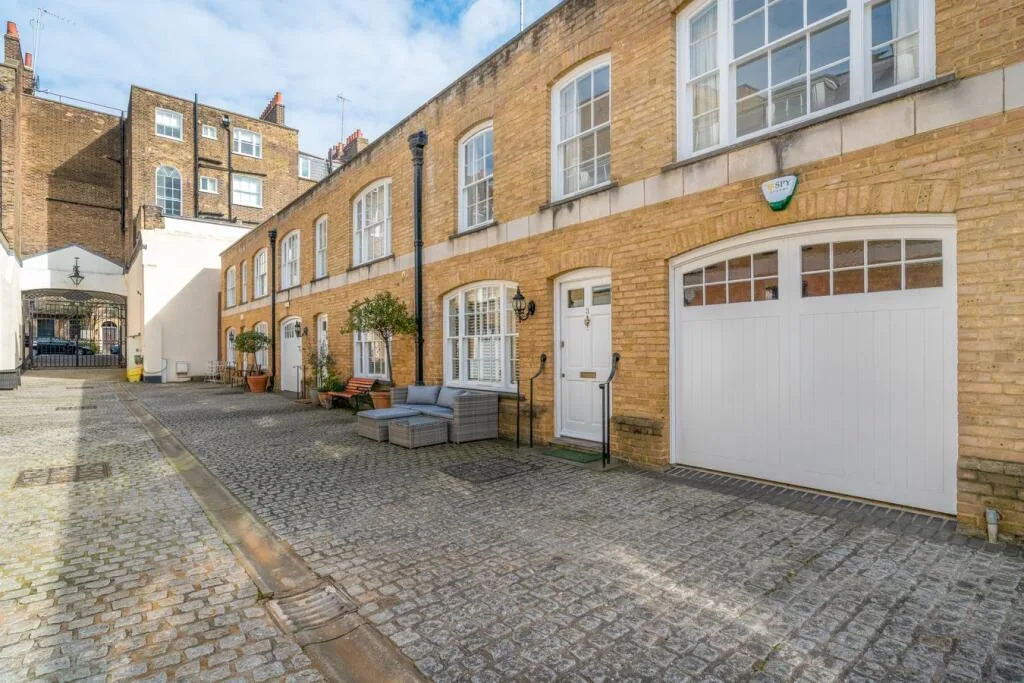 2 bedroom mews property for rent