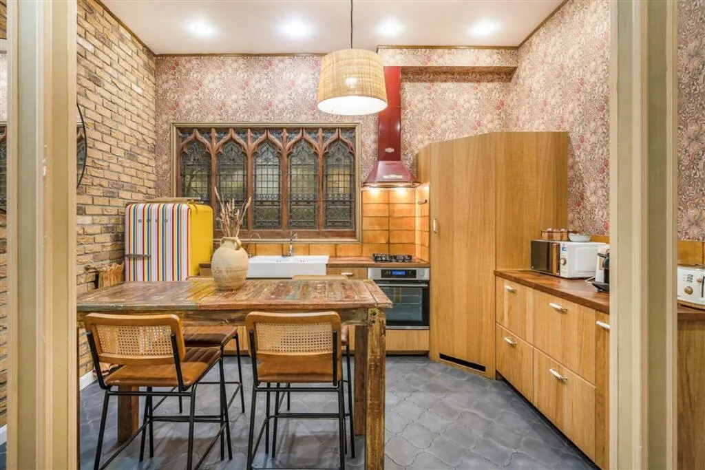 5 bedroom terraced house for rent