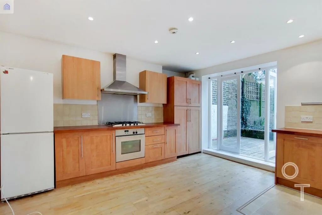 2 bedroom maisonette for rent