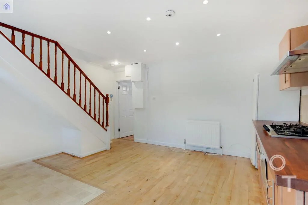 2 bedroom maisonette for rent