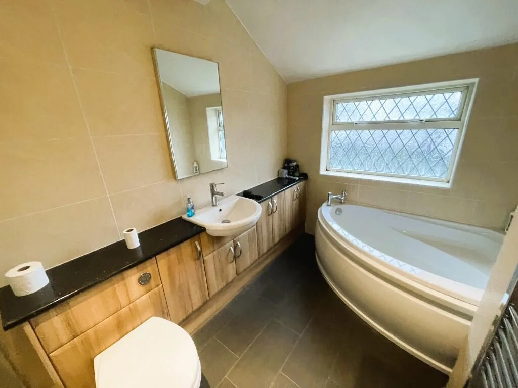 3 bedroom semi-detached house for rent