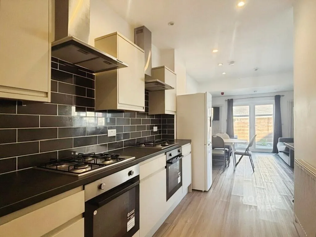 7 bedroom terraced house for rent