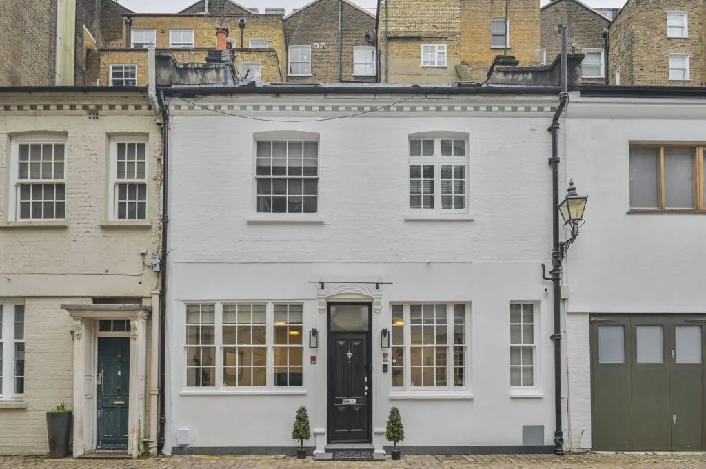 3 bedroom mews property for rent
