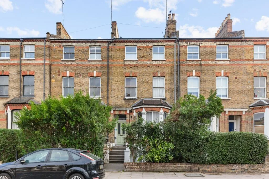 3 bedroom maisonette for rent