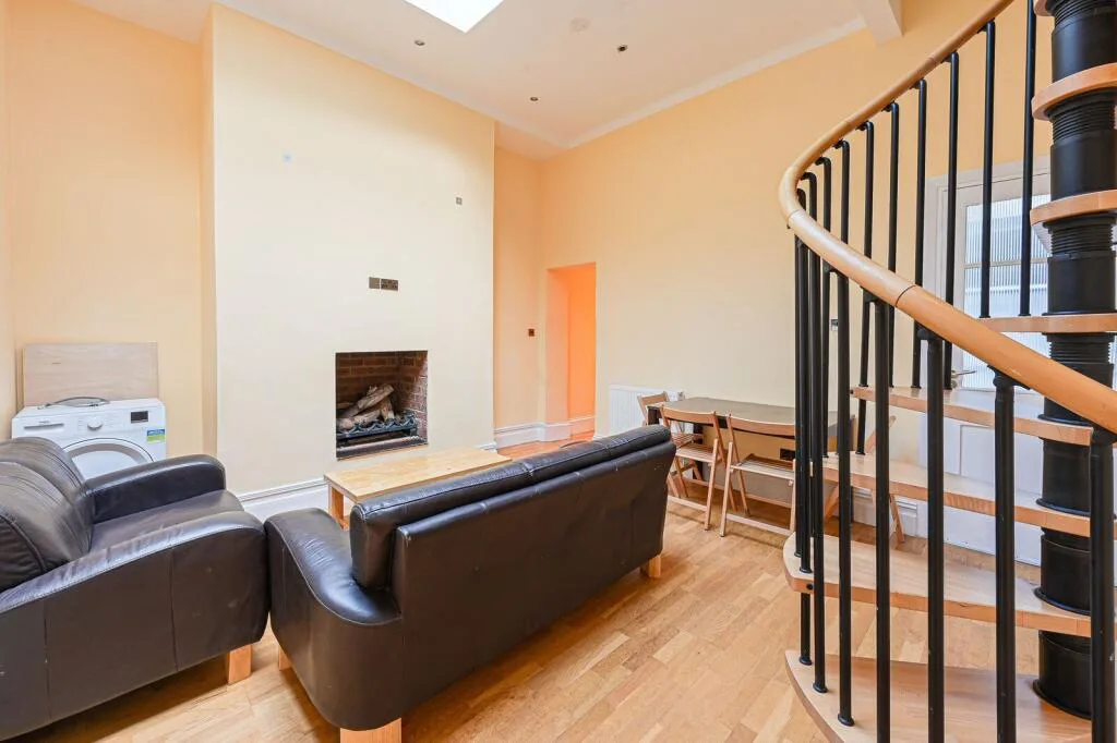 4 bedroom flat for rent