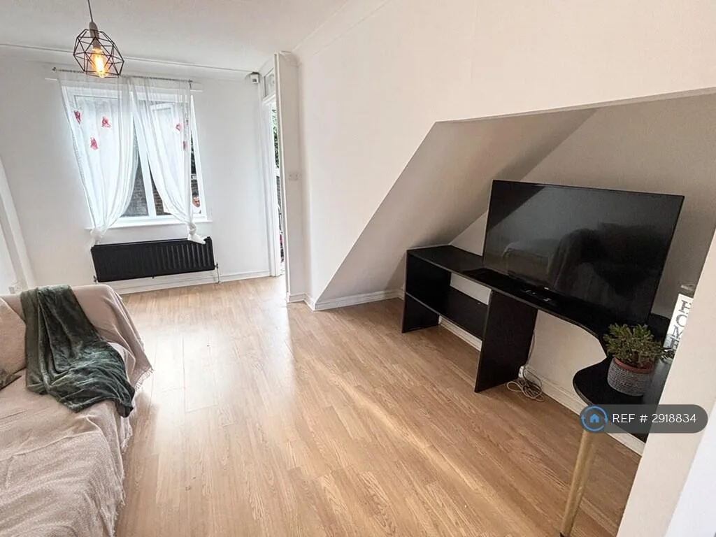 2 bedroom end of terrace house for rent