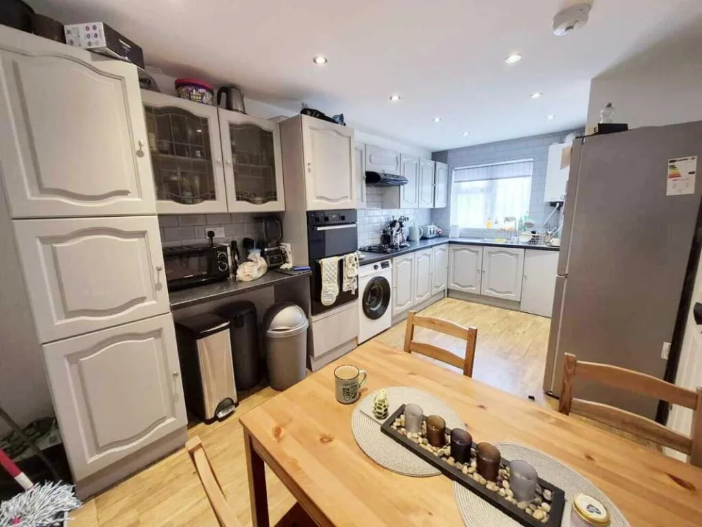 3 bedroom maisonette for rent