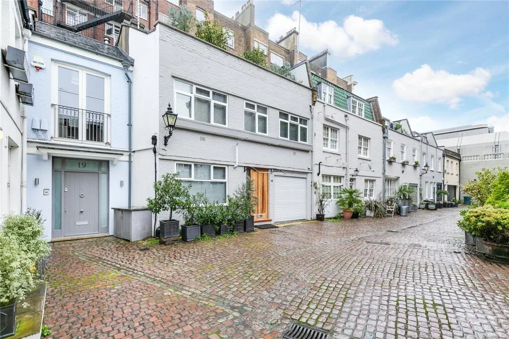 3 bedroom mews property for rent