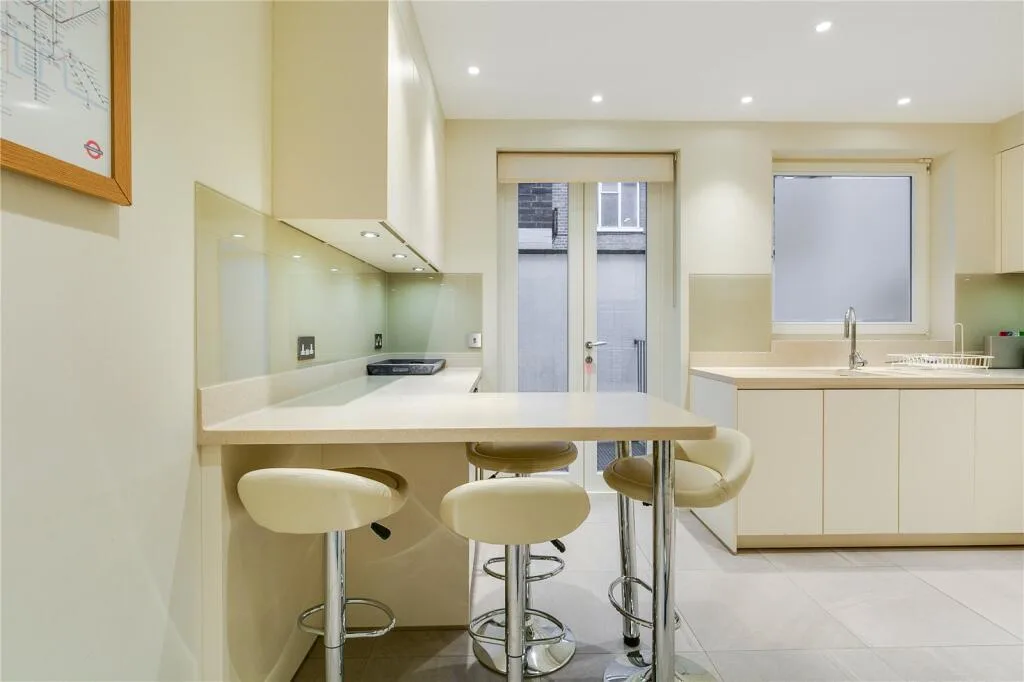 3 bedroom mews property for rent