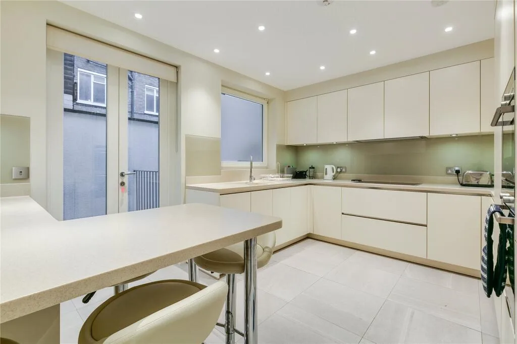 3 bedroom mews property for rent