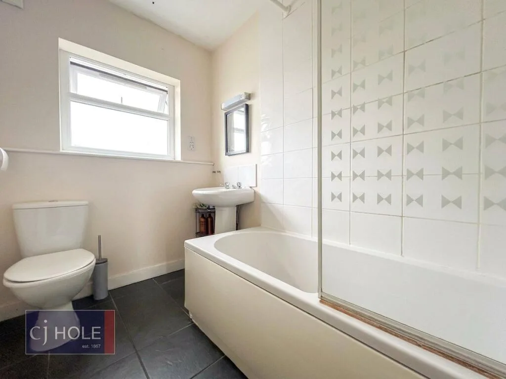 4 bedroom end of terrace house for rent