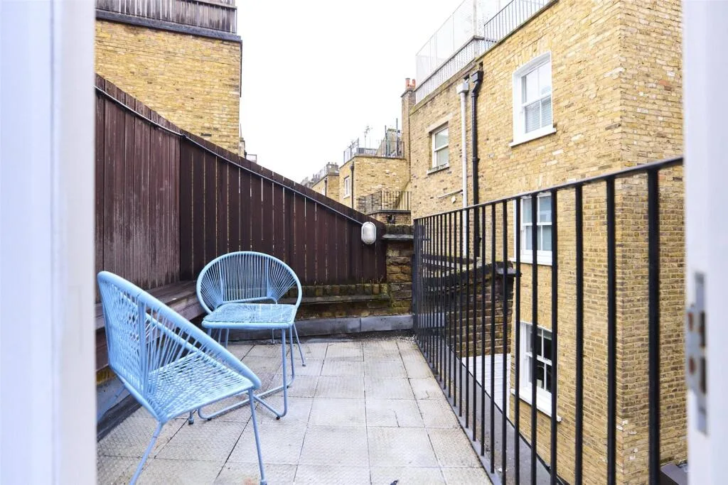 2 bedroom maisonette for rent