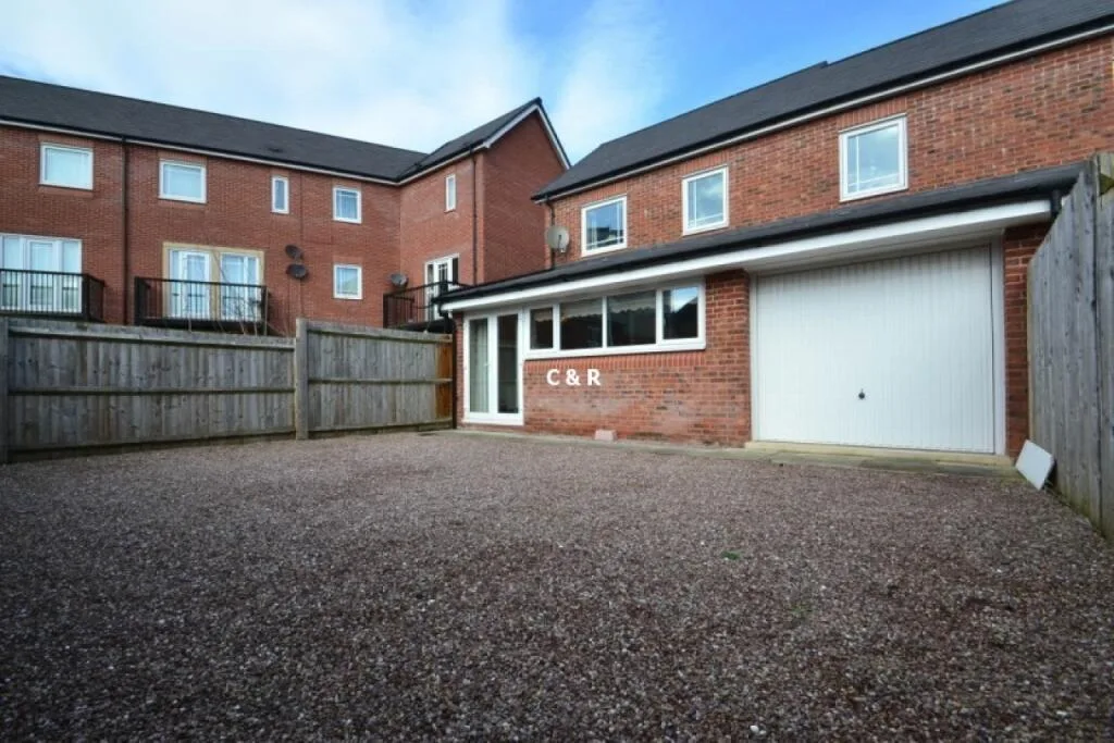 3 bedroom end of terrace house for rent