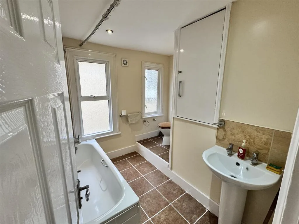 2 bedroom maisonette for rent