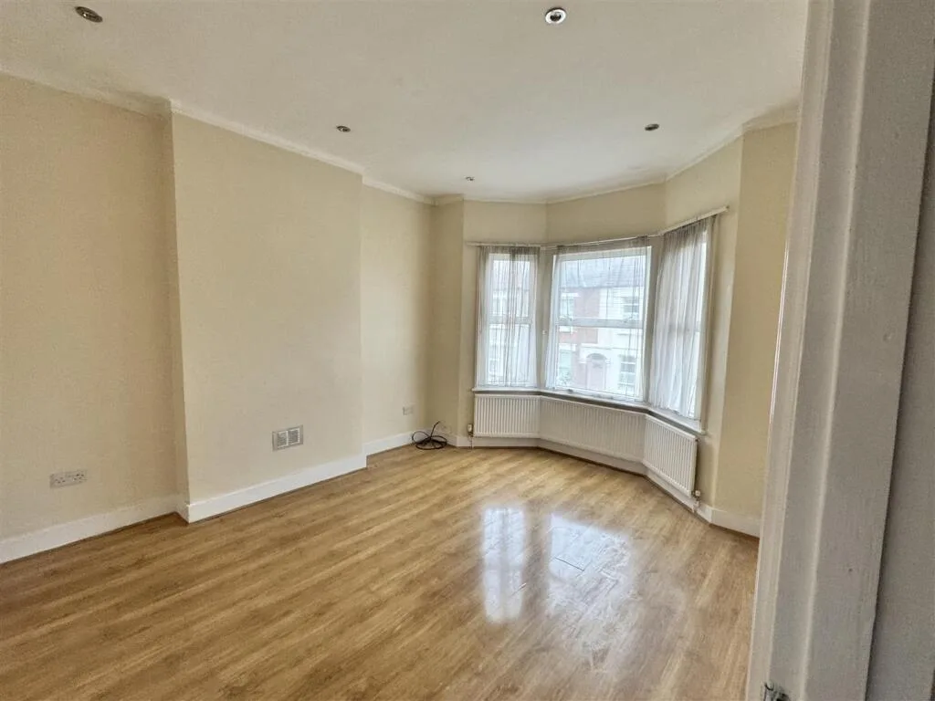 2 bedroom maisonette for rent