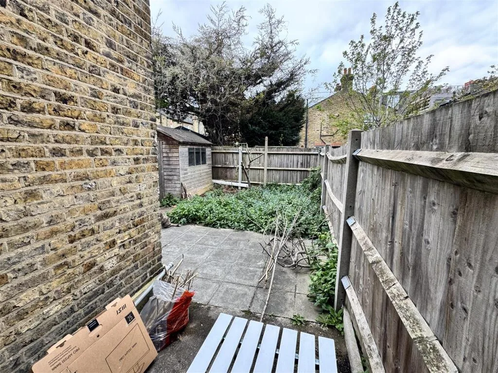 2 bedroom maisonette for rent