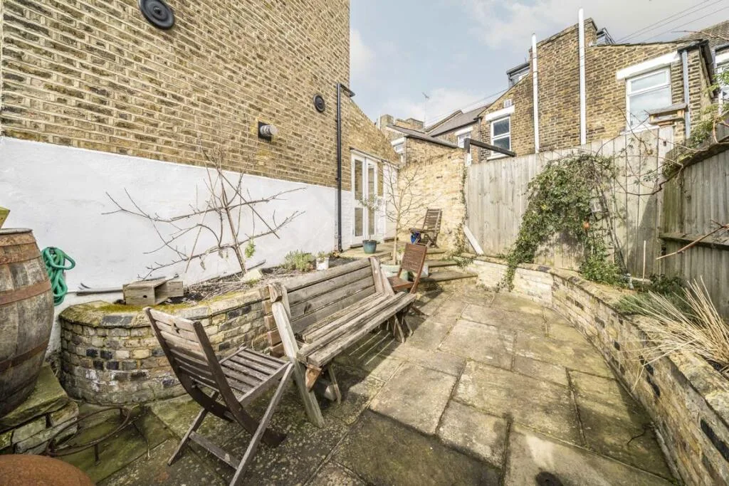 3 bedroom end of terrace house for rent