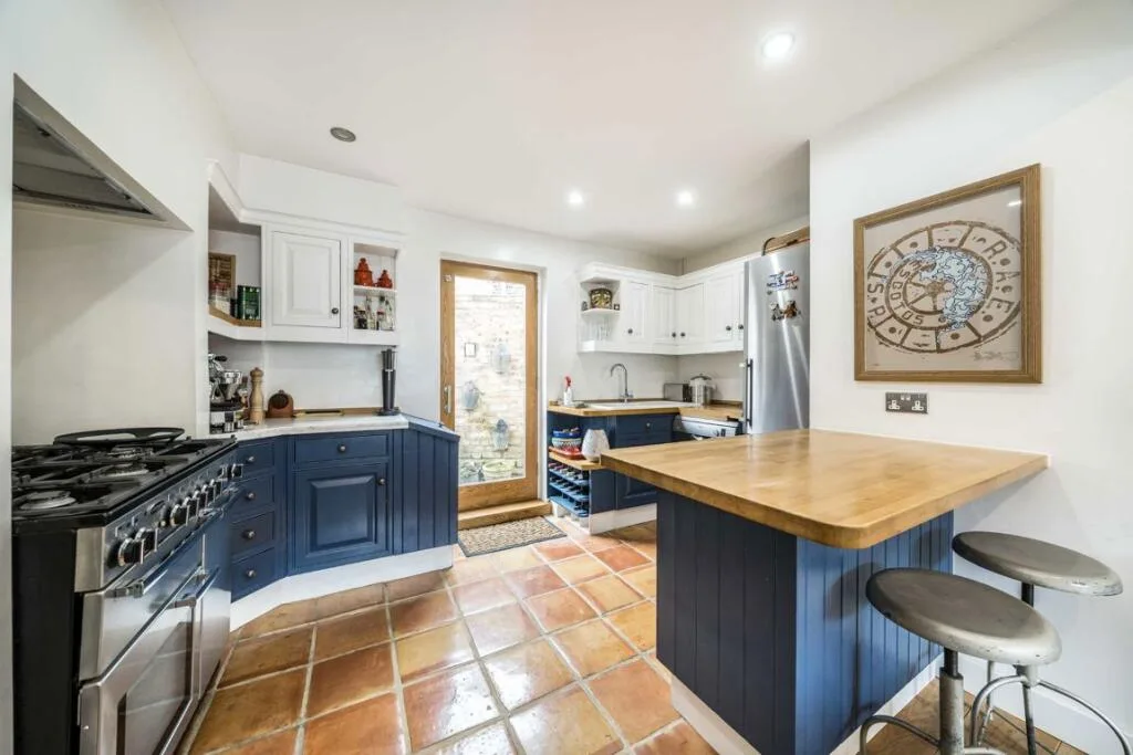 3 bedroom end of terrace house for rent