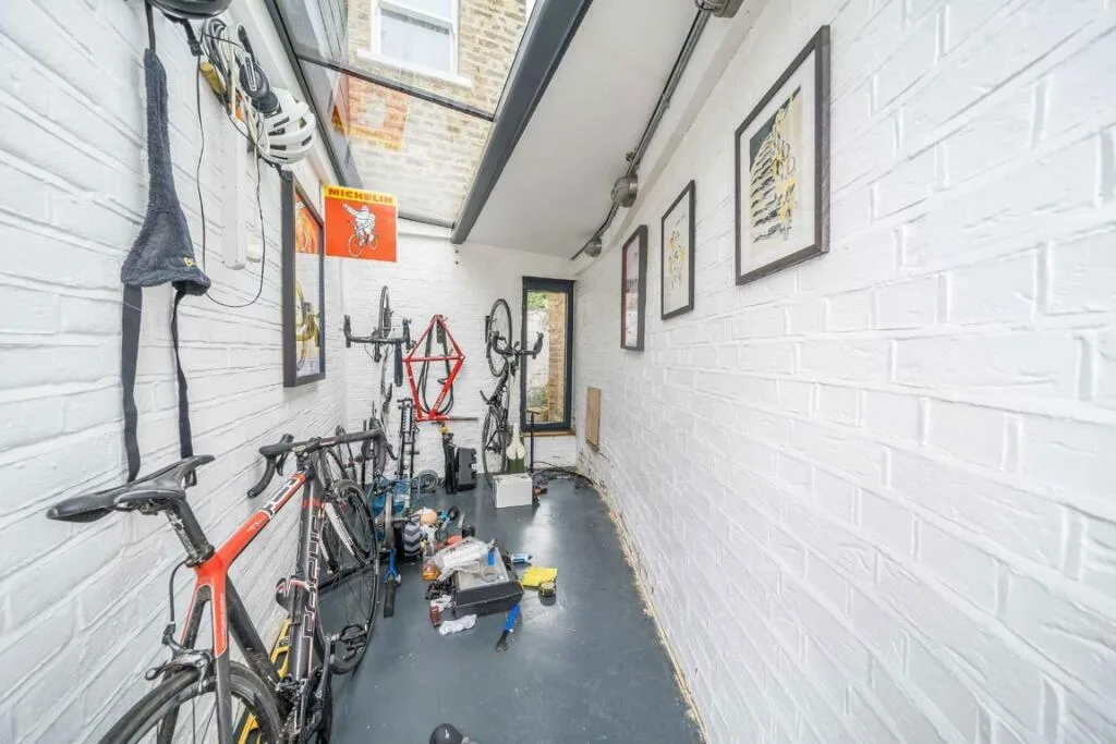 3 bedroom end of terrace house for rent