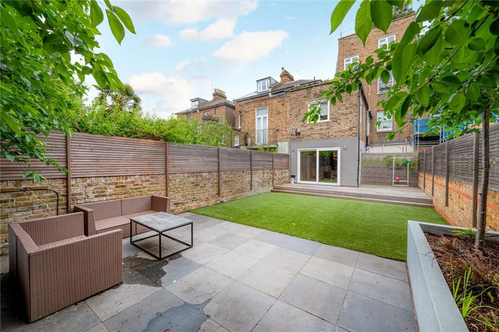 2 bedroom maisonette for rent