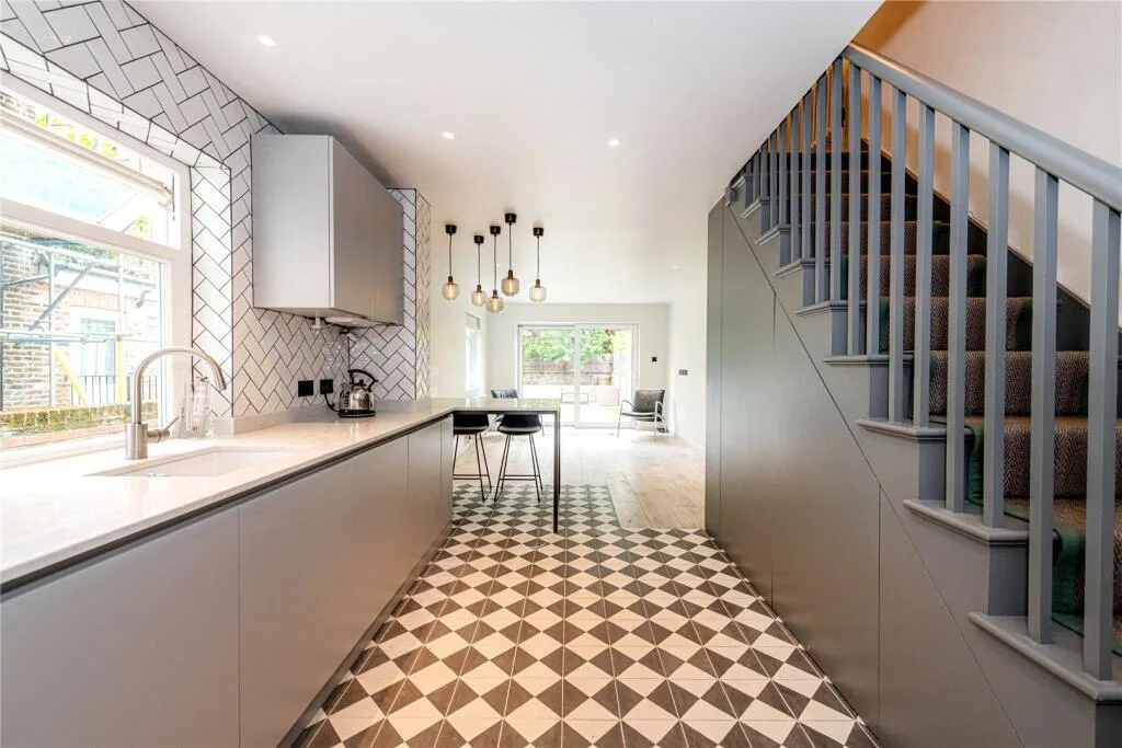 2 bedroom maisonette for rent