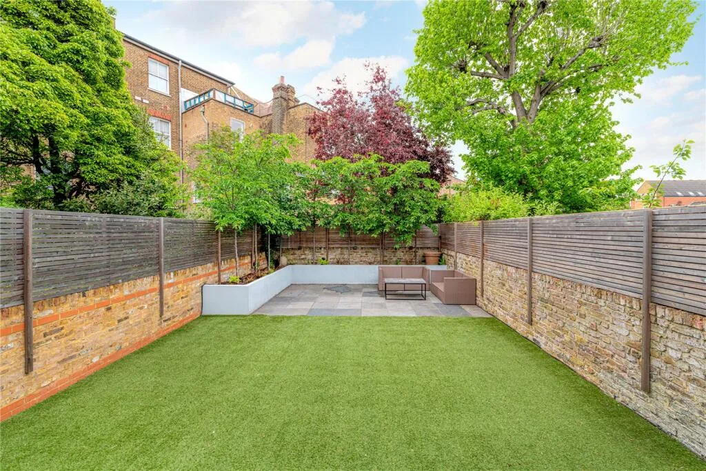 2 bedroom maisonette for rent