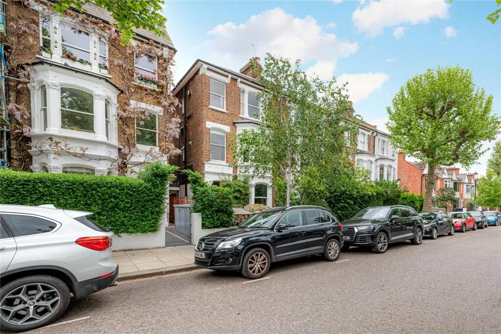 2 bedroom maisonette for rent