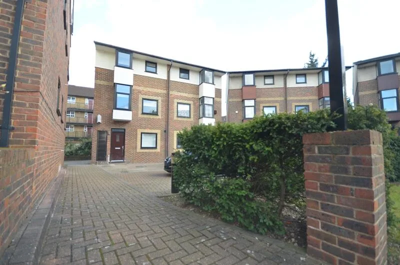 4 bedroom town house for rent