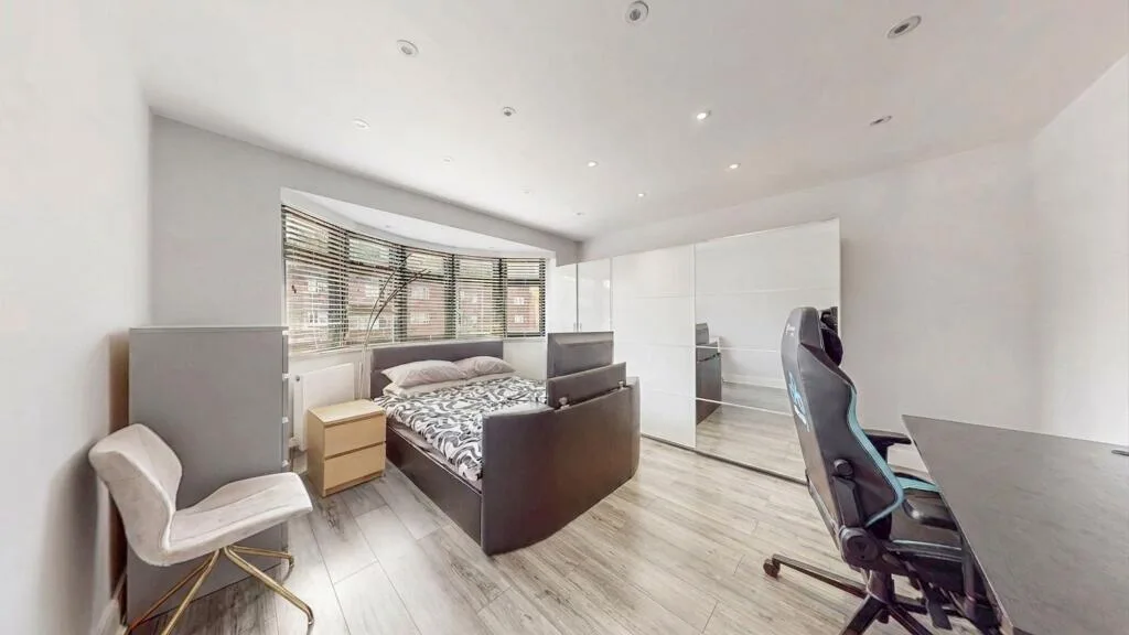 5 bedroom semi-detached house for rent