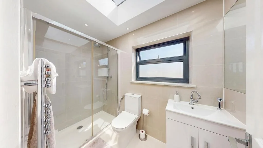 5 bedroom semi-detached house for rent
