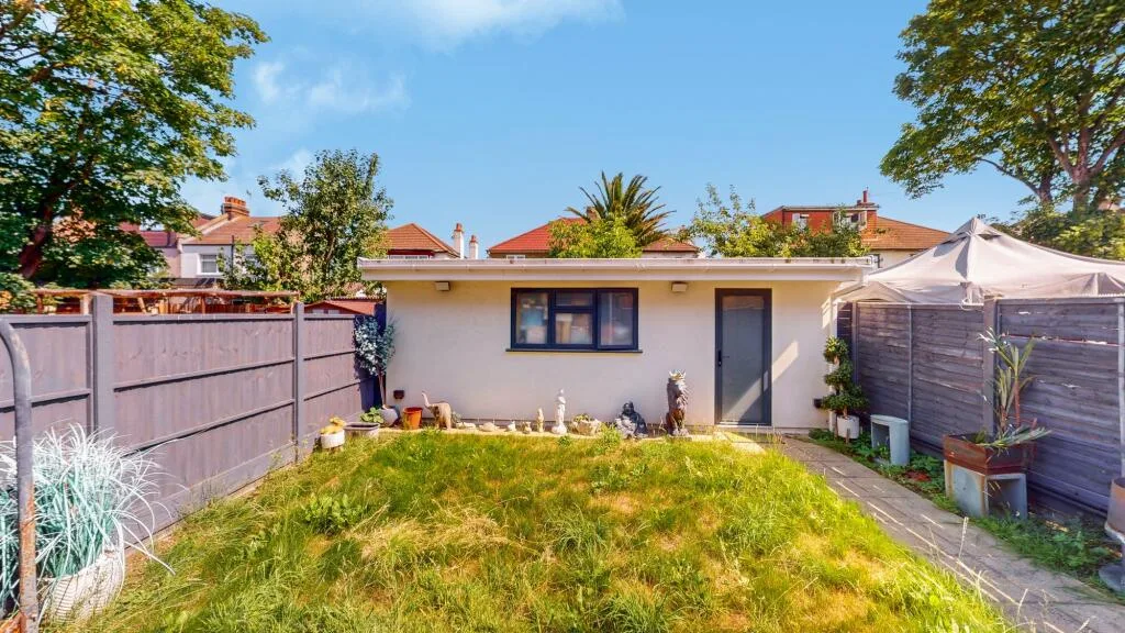 5 bedroom semi-detached house for rent