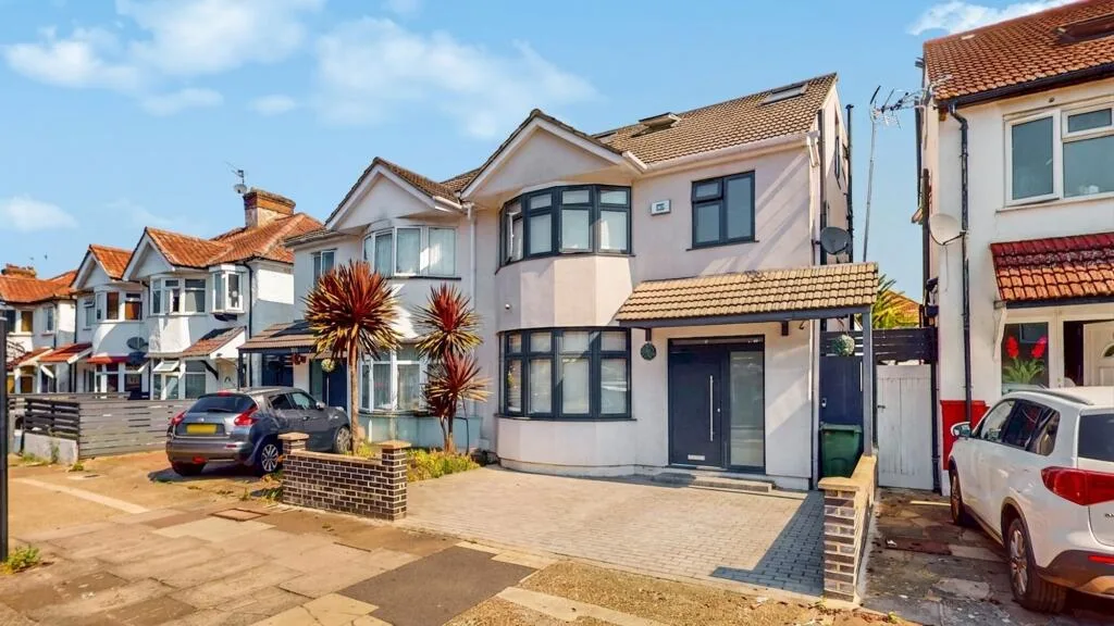 5 bedroom semi-detached house for rent