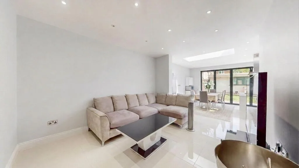 5 bedroom semi-detached house for rent