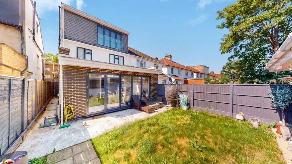 5 bedroom semi-detached house for rent