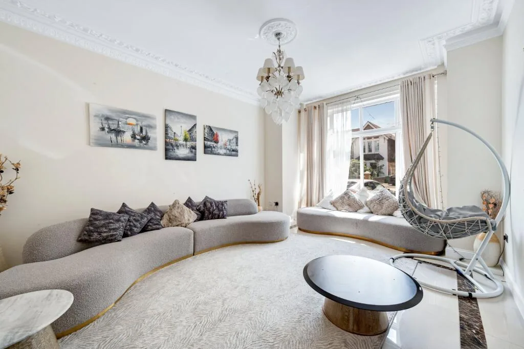 8 bedroom detached house for rent