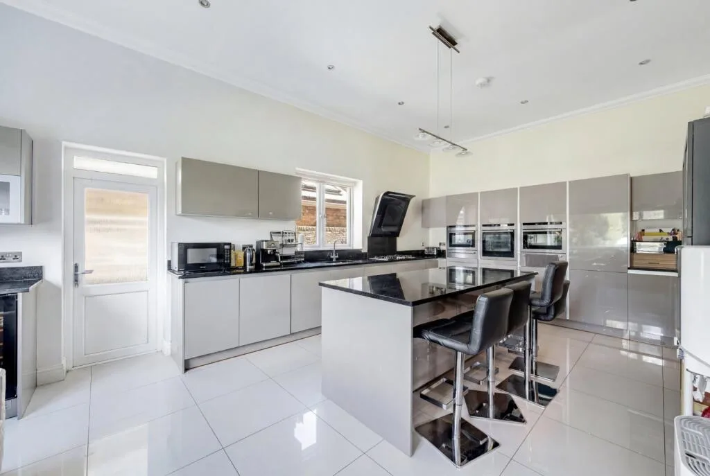 8 bedroom detached house for rent