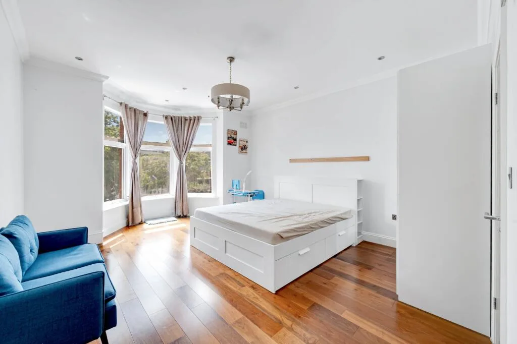 8 bedroom detached house for rent