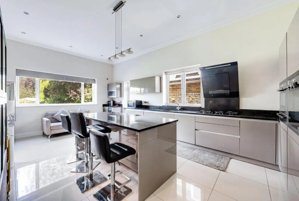 8 bedroom detached house for rent